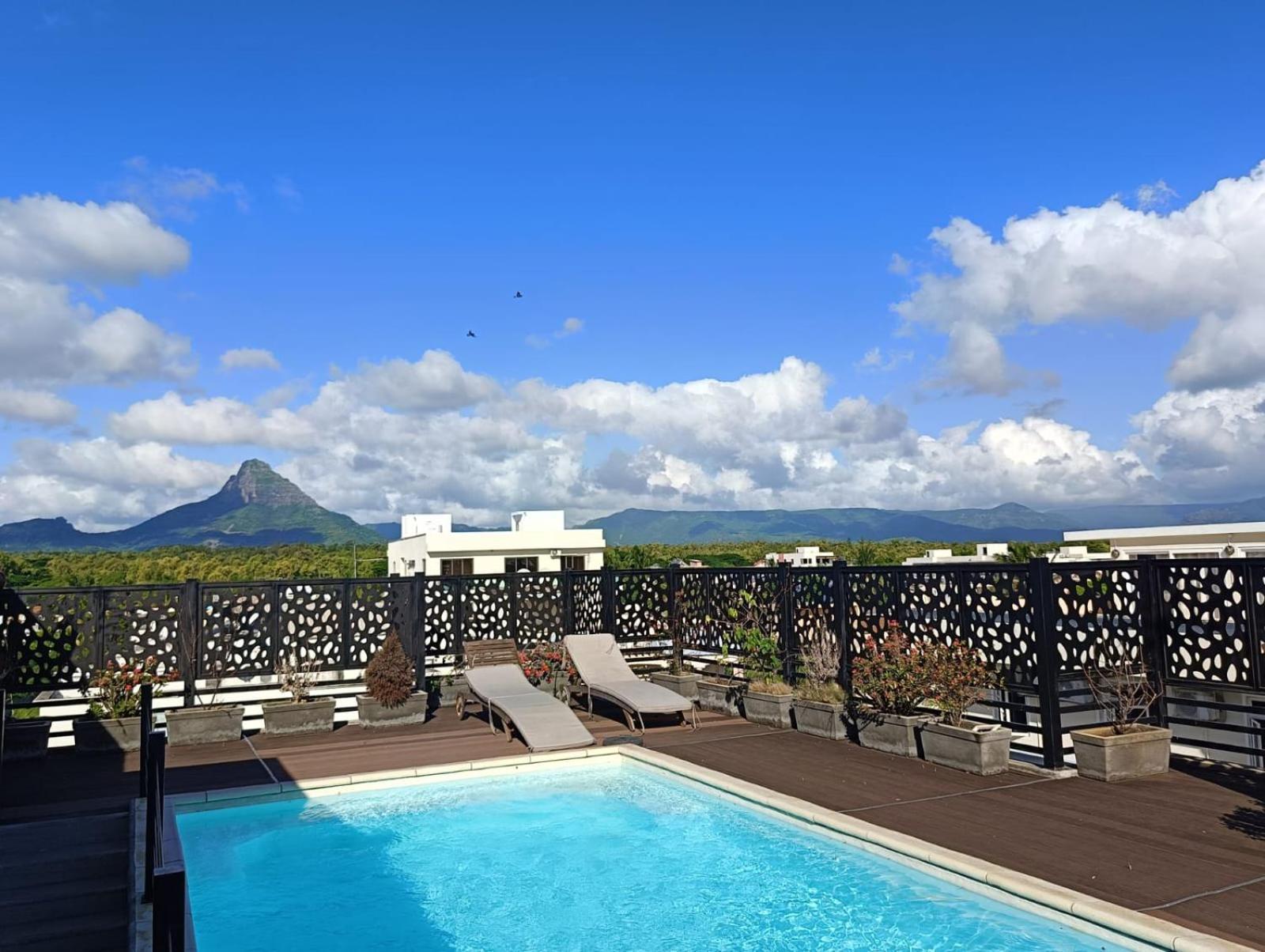 Newly Renovated Studio Apartment With Rooftop Pool, Few Steps To The Beach Flic-en-Flacq Extérieur photo